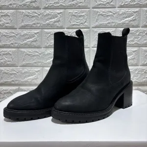 Knockout Matte Ankle Chelsea Boots