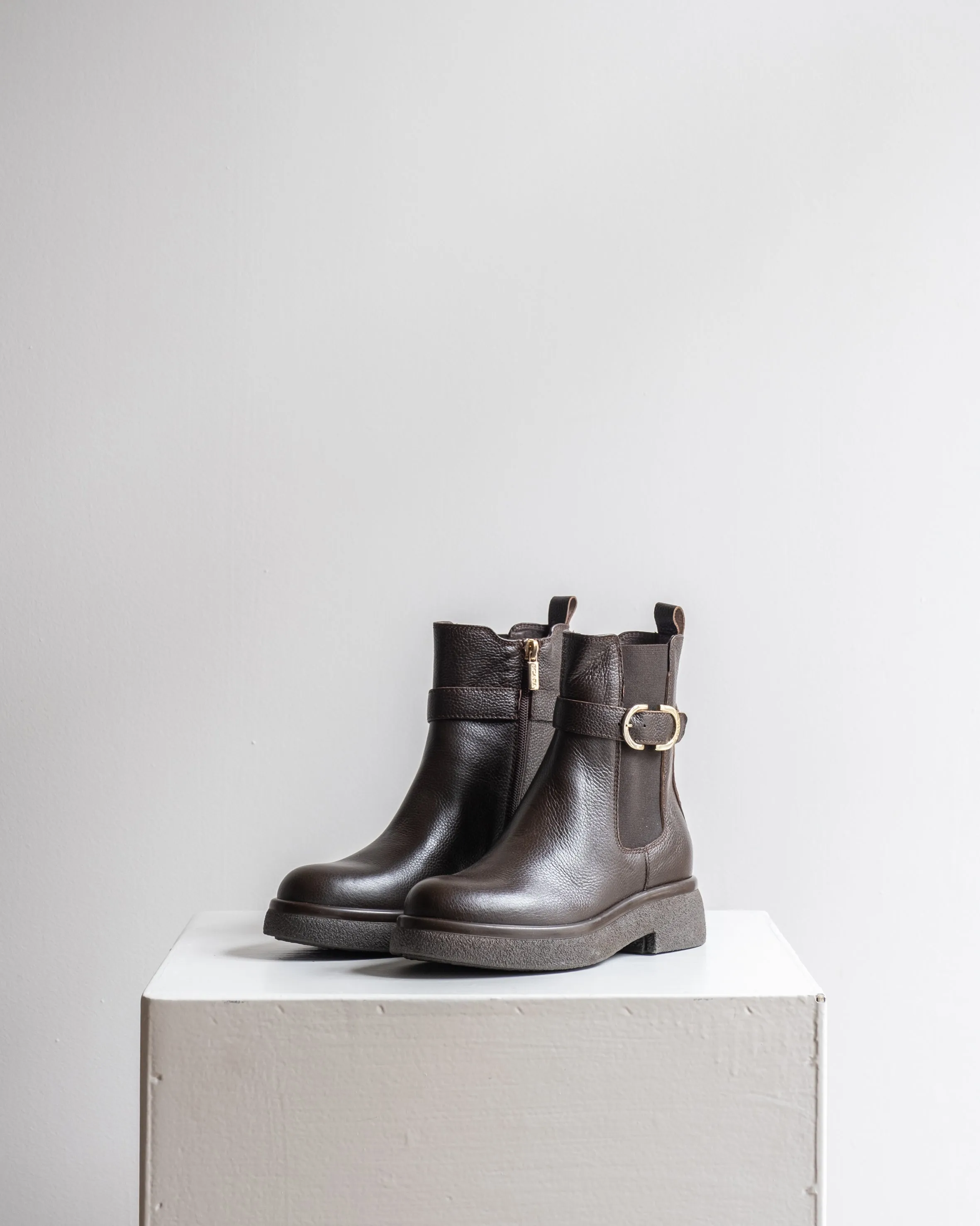 LEATHER CHELSEA BOOTS