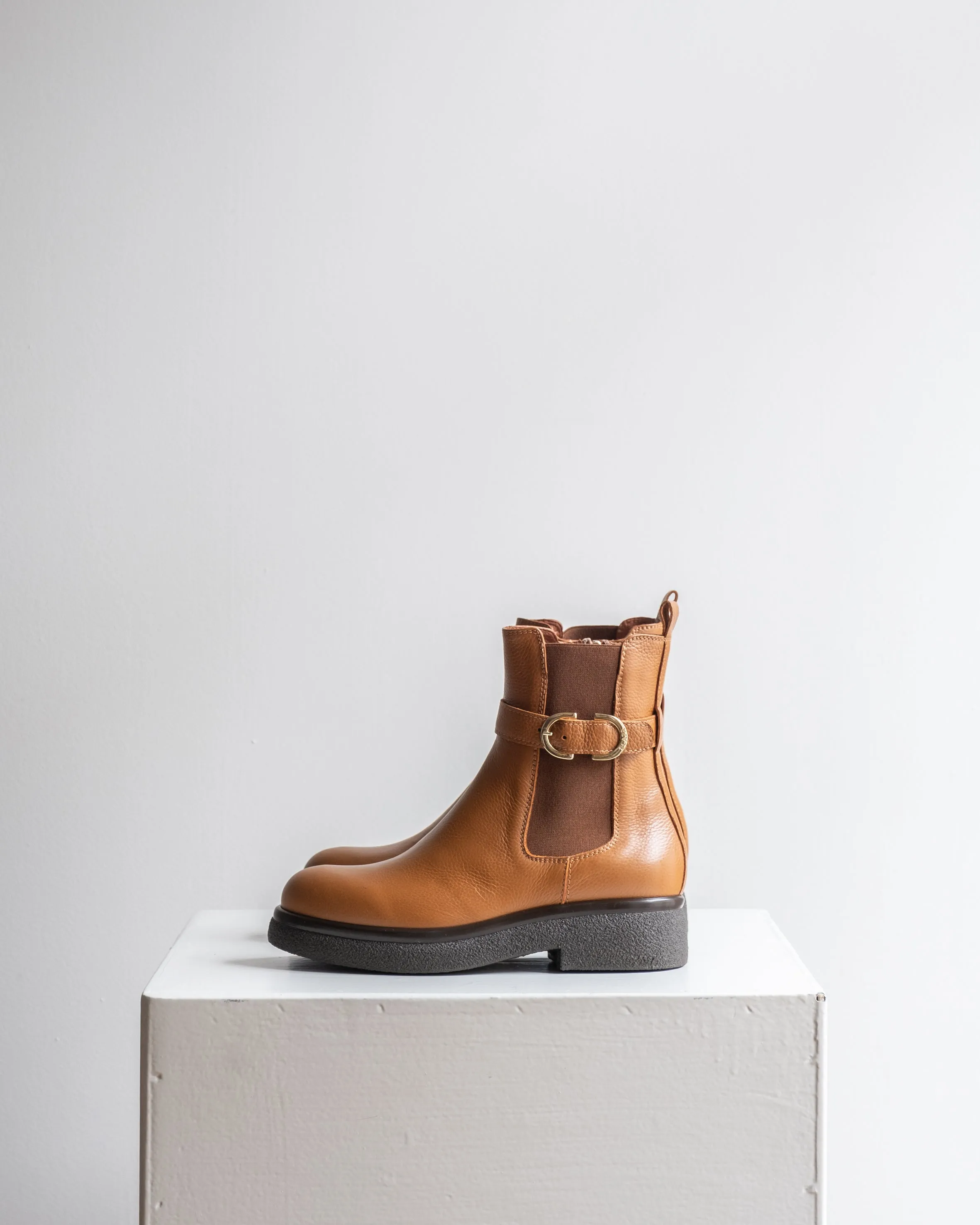 LEATHER CHELSEA BOOTS