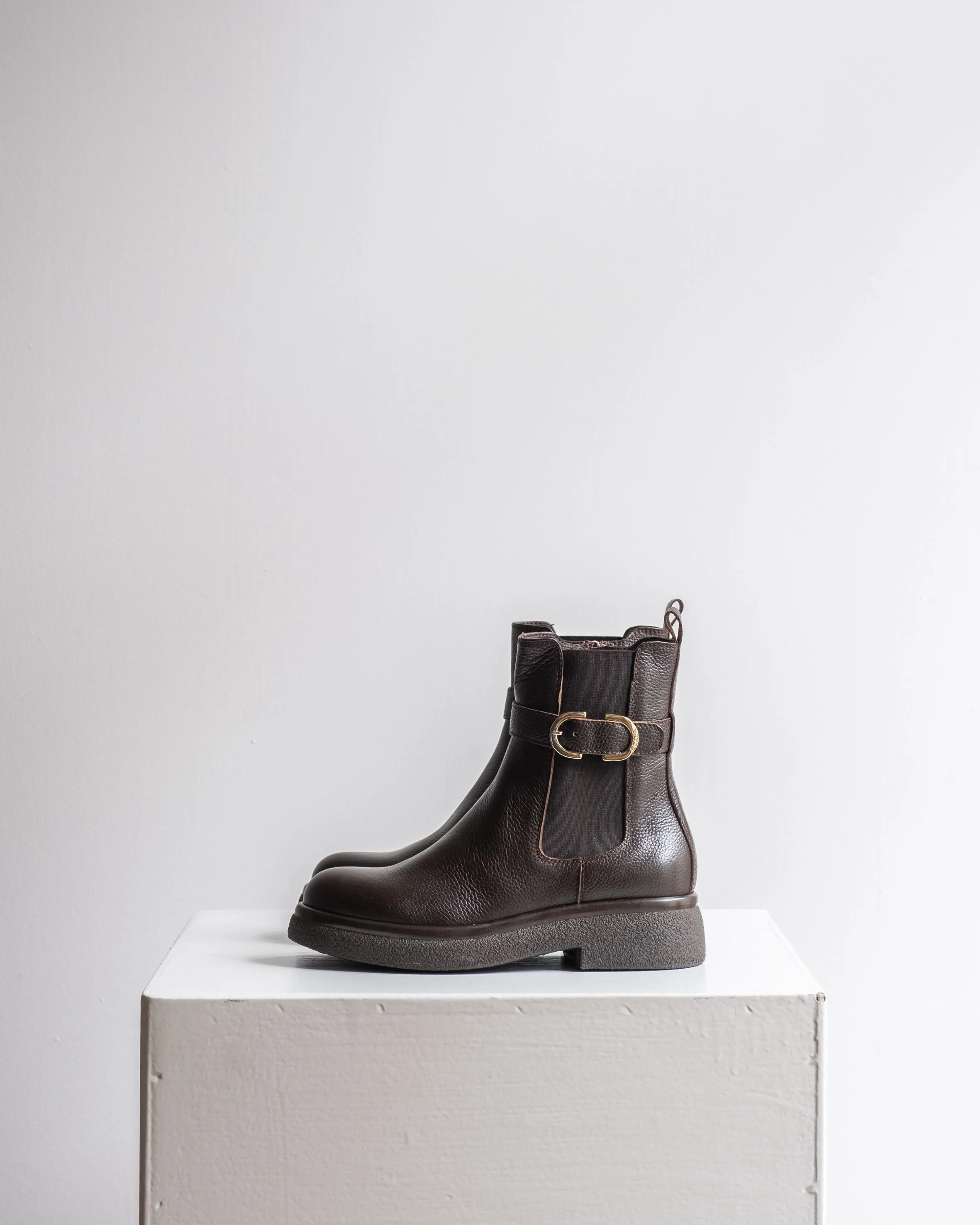 LEATHER CHELSEA BOOTS