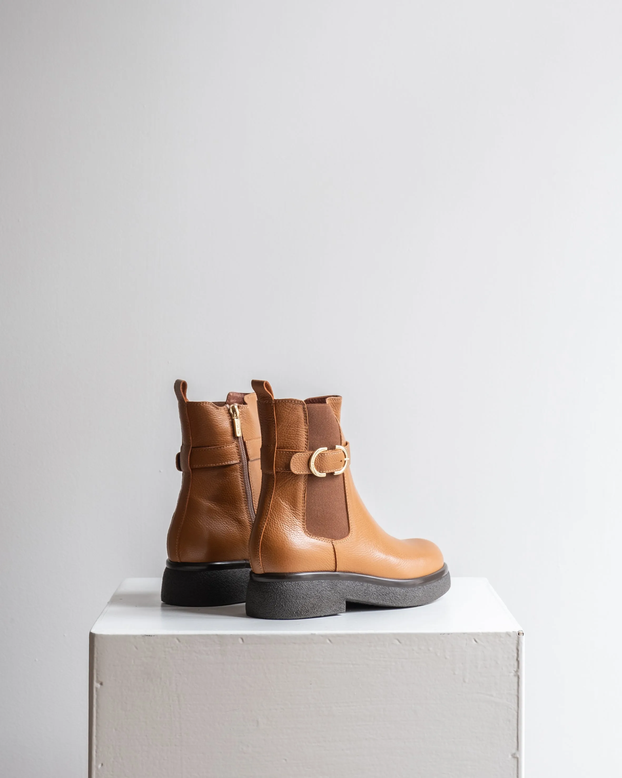 LEATHER CHELSEA BOOTS