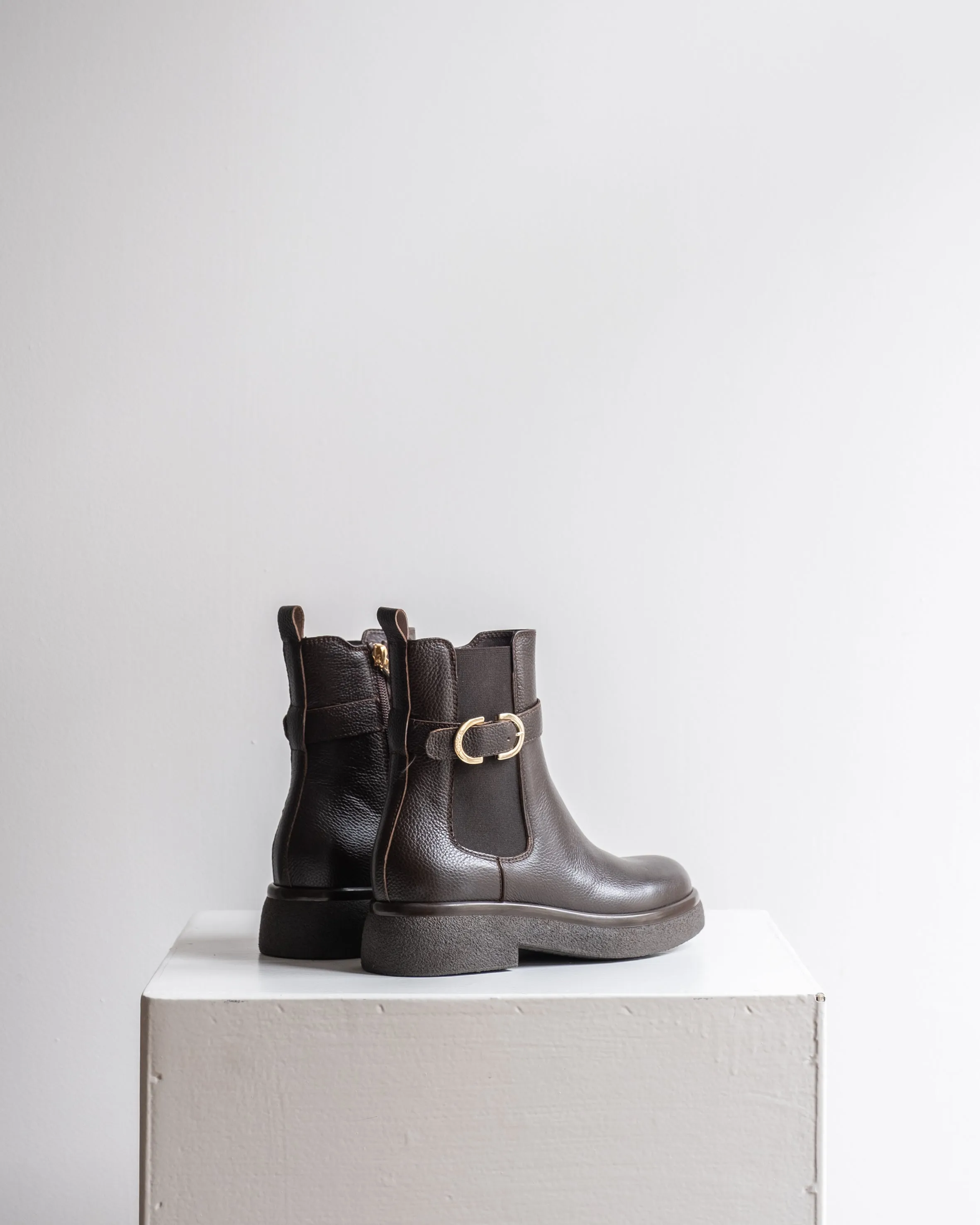 LEATHER CHELSEA BOOTS